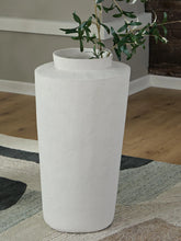 Load image into Gallery viewer, Flurinworth Vase