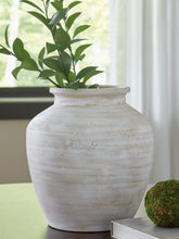 Load image into Gallery viewer, Meadie Vase