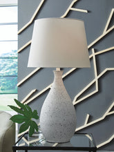 Load image into Gallery viewer, Wyattford Table Lamp
