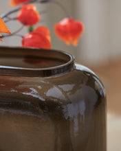 Load image into Gallery viewer, Sumner Vase