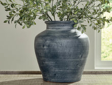 Load image into Gallery viewer, Meadie Vase
