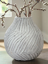 Load image into Gallery viewer, Shelvie Vase
