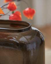 Load image into Gallery viewer, Sumner Vase
