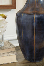 Load image into Gallery viewer, Evania Table Lamp - 46 Furniture and Mattress Gallery
