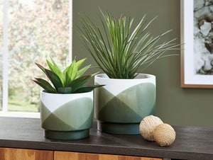 Ardenridge Planter (Set of 2) - 46 Furniture and Mattress Gallery