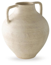 Load image into Gallery viewer, Justy Vase
